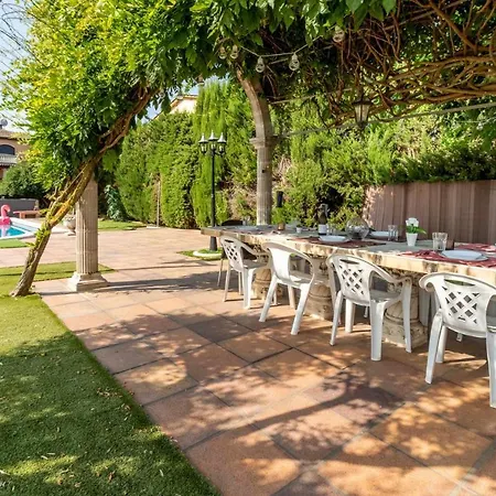 Holiday home Casa Arnau Casa Con Extenso Jardin Y Piscina *